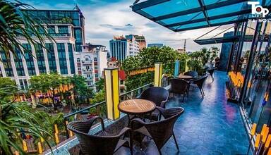 Không gian ban công vô cùng đẹp của Camelia Lounge