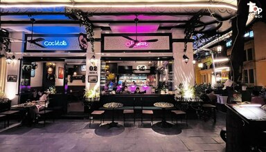 Mayfair là cafe đêm Hà Nội có không gian trong và ngoài